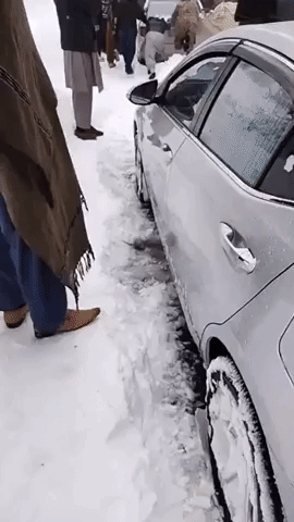 PM Orders Inquiry After People Freeze to Death When Vehicles Stuck in Snow Near Murree