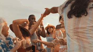 fique a vontade em espanhol

DESCRIÇÃO DA IMAGEM: Várias pessoas, de diferentes idades, estão danbçando em uma festa com taças de vinho nas mãos. 