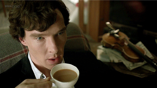 sherlock qui boit son café