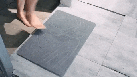 pisando tapete piedra
