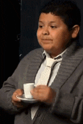 Garçon qui boit un café