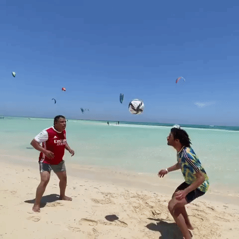 Arsenal's Elneny Plays Keepie Uppie With His Dad on Egyptian Beach