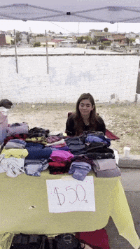 luisefelipe vendiendo en el sobreruedas GIF