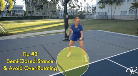 tu-the-dung-khi-giao-bong-pickleball