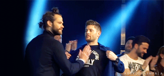 aborddelimpala giphyupload hug jensen ackles jared padalecki GIF
