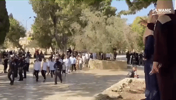 Israel Police Escort Jews to Temple Mount Amid Palestinian Protests