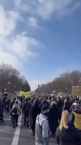 Large Crowd Marches in Berlin to Show Solidarity With Ukraine