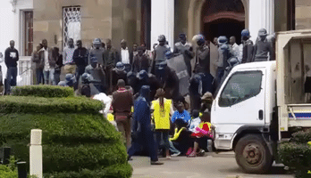Zimbabwean Police Crush Vendors Protest in Harare