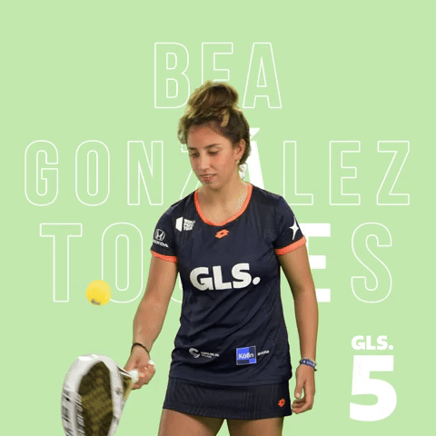Bea GonzĂĄlez haciendo toques