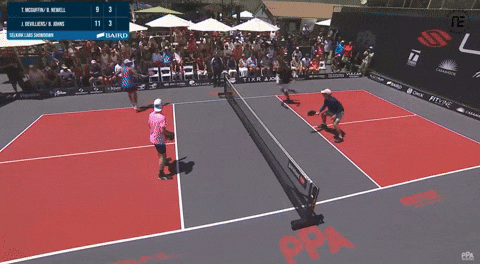 su-dung-roll-volley-trong-tran-dau-pickleball