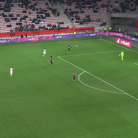 10 joueurs touchent le ballon, et ça fait but !