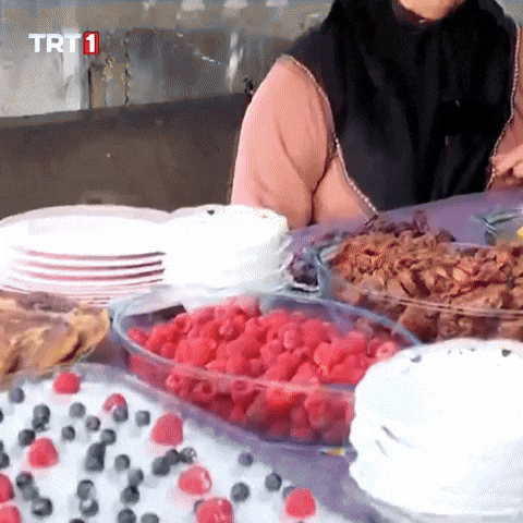 Hungry Cake GIF by TRT