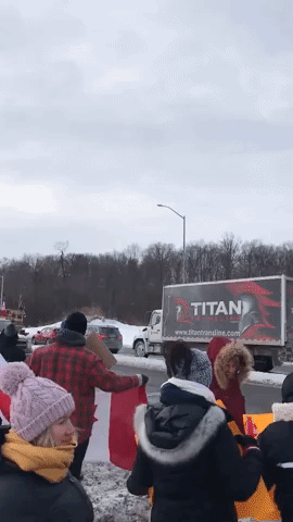 Crowds Gather in Ontario in Support of Convoy Protesting Vaccine Mandate
