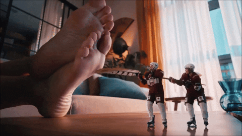 b3jpb25zywludebnbwfpbc5jb20 giphyupload man feet her GIF
