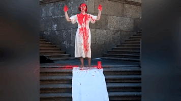 'My Heart Bleeds': St. Petersburg Artist Covers Herself in Fake Blood to Protest War in Ukraine