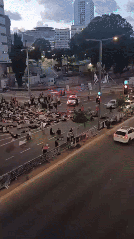 Protesters Block Highway in Tel Aviv to Demand Government Accept Ceasefire Proposal