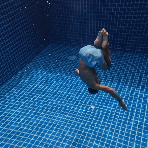 Athlete Shows Off Gymnastics Skills Underwater
