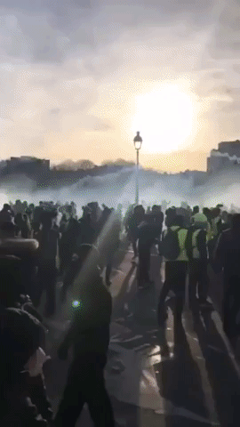 Thousands Gather in Central Paris as Yellow Vest Protests Continue
