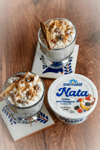 arroz doce em espanhol

DESCRIÇÃO DA IMAGEM: Temos duas taças de arroz doce decorado com canela em cima de pequenos azulejos brancos decorados com o desenho de uma folhagem azul. Ao lado, está um pote de nata da marca Parmalat. 