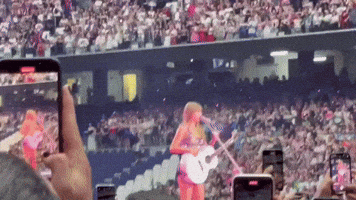 'Bienvenidos a la Eras Tour': Taylor Swift Welcomes Fans on Last Night in Madrid