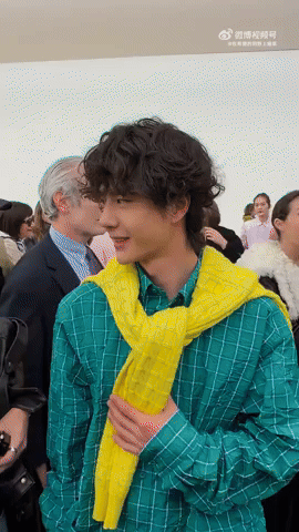 Яркие образы Ван Ибо и Чэнь Ду Линь на показе LOEWE