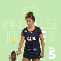 Bea González haciendo toques