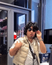 Legenda Momo GIF