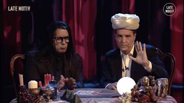 News Sebrae - Edição 56 - GIF de dois homens em uma mesa, um deles está com um turbante em frente a uma bola de cristal.