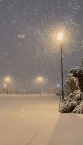 Heavy Snow Falls in Denver as Warnings Issued to Drivers