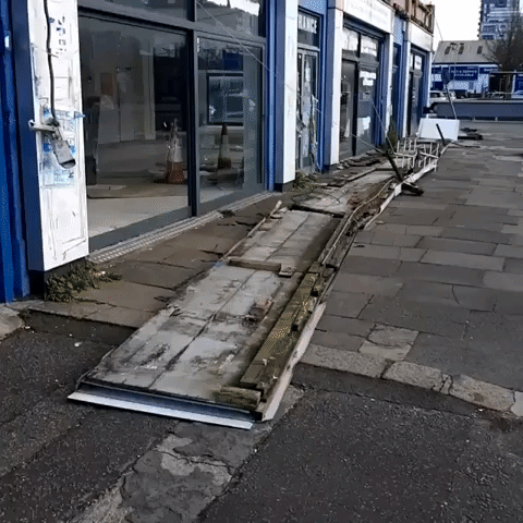 Strong Winds Cause Damage in London
