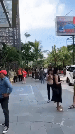 Tourists Flee Hotel After 5.5 Magnitude Earthquake Rocks Bali