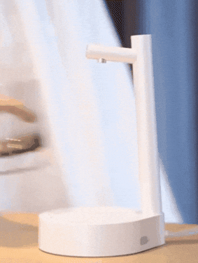 Dispensador de agua automático en uso