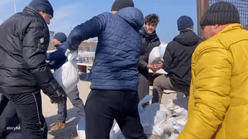 Ukrainians Prepare Sandbags for Barricades, Anticipating Invasion of Odesa