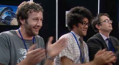 Pohyblivý gif se třemi tleskajícími muži ze seriálu IT Crowd.