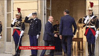 franceinfo-geste-bernard-cazeneuve-xUPGch1qqOZuVhxcRi
